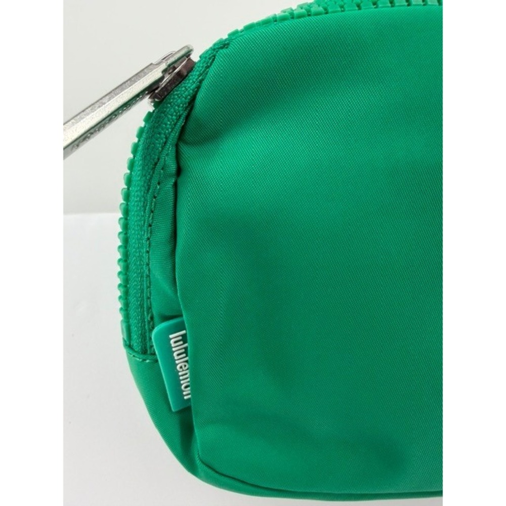 Lululemon Everywhere Belt Bag Green Crossbody Essentials Pouch NWT - Picture 4 of 7